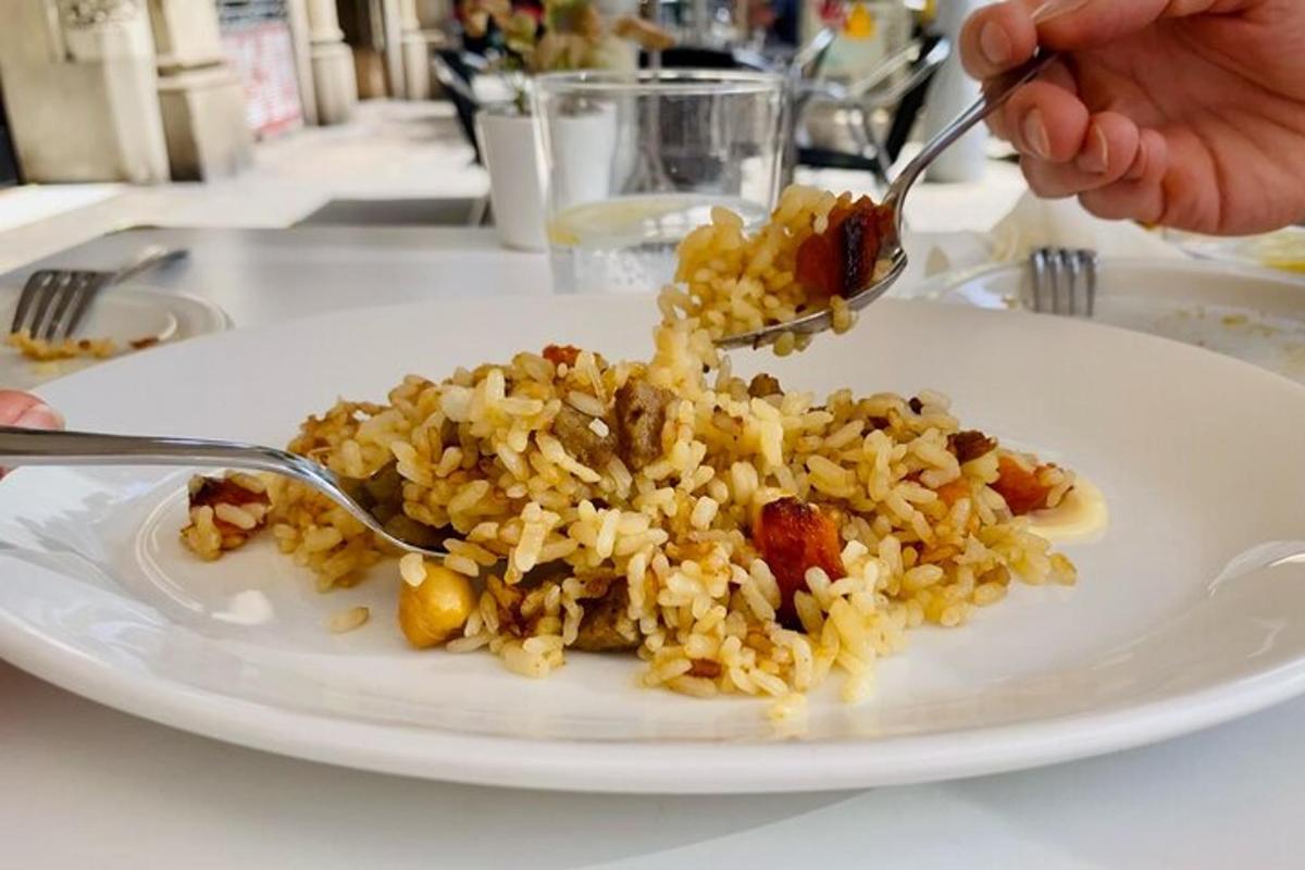 oseba, ki je krožnik riža na mizi