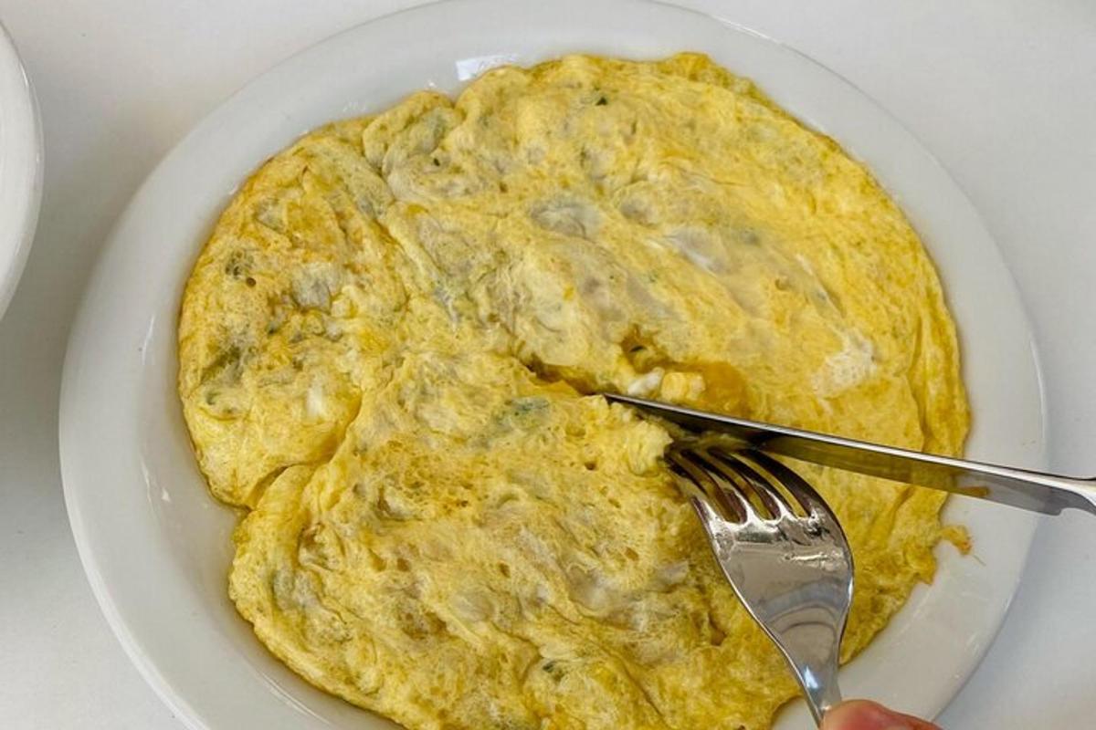 oseba drži vilice in pito