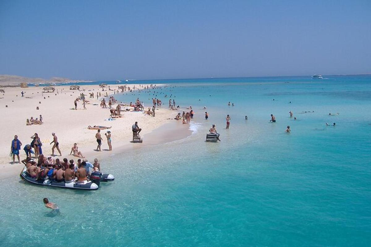 مجموعة من الناس على الشاطئ في الماء