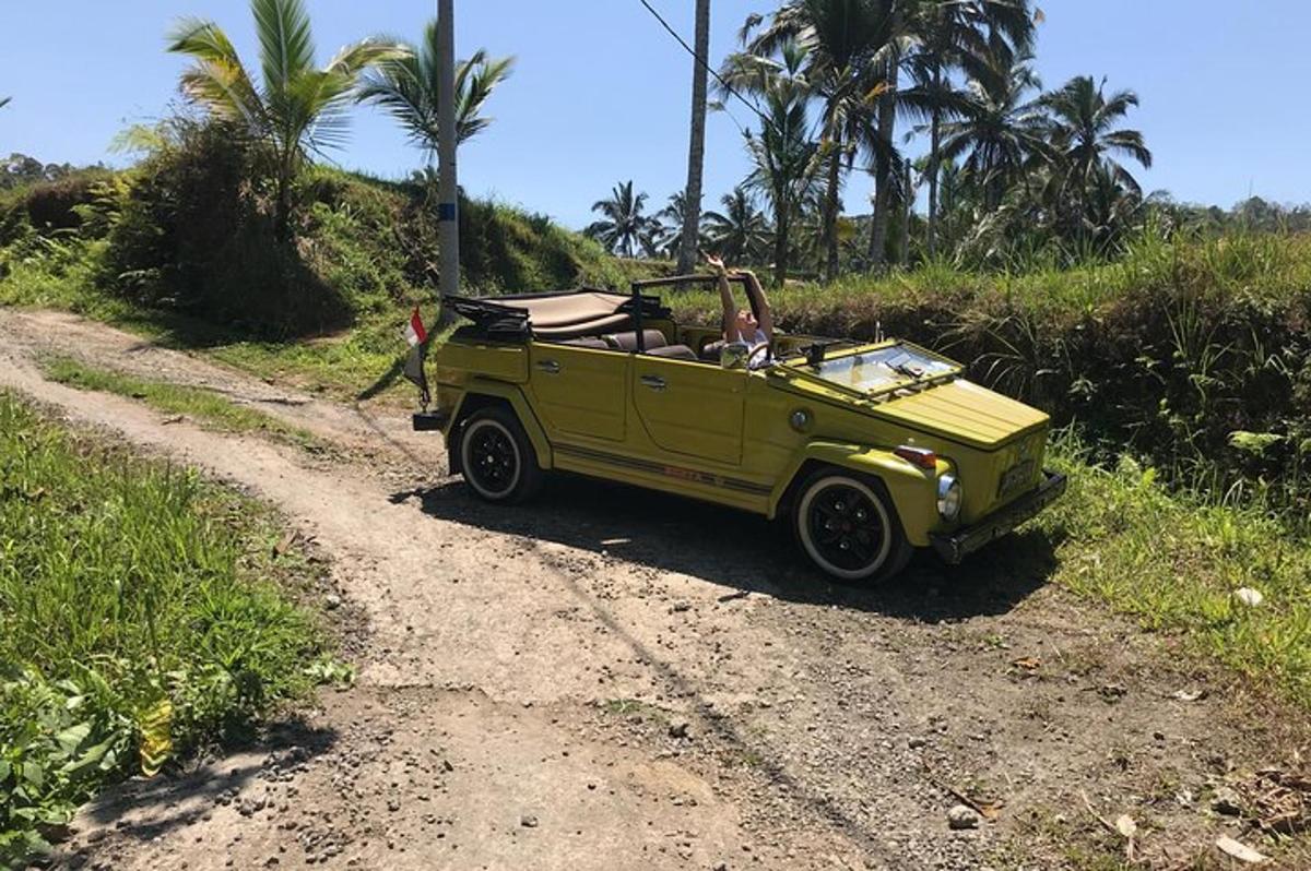 kollane auto pargitud kruusateele