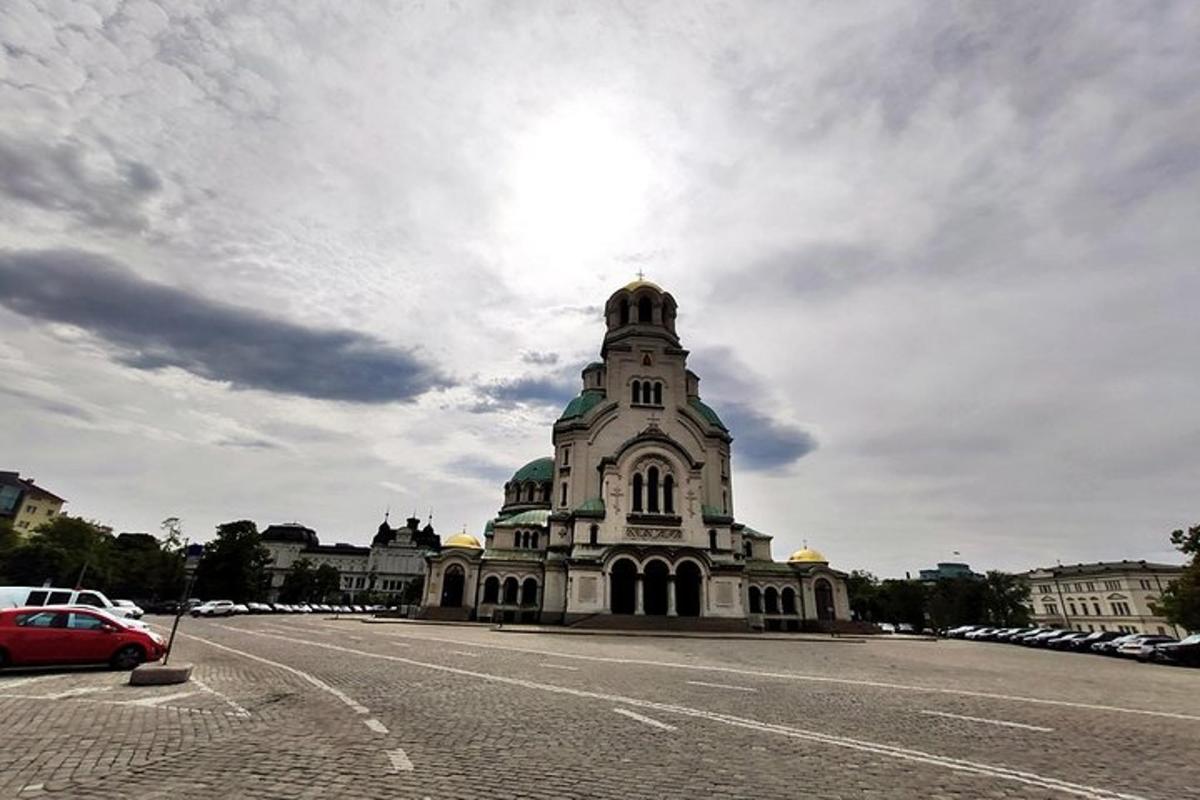 o clădire pe marginea unei străzi