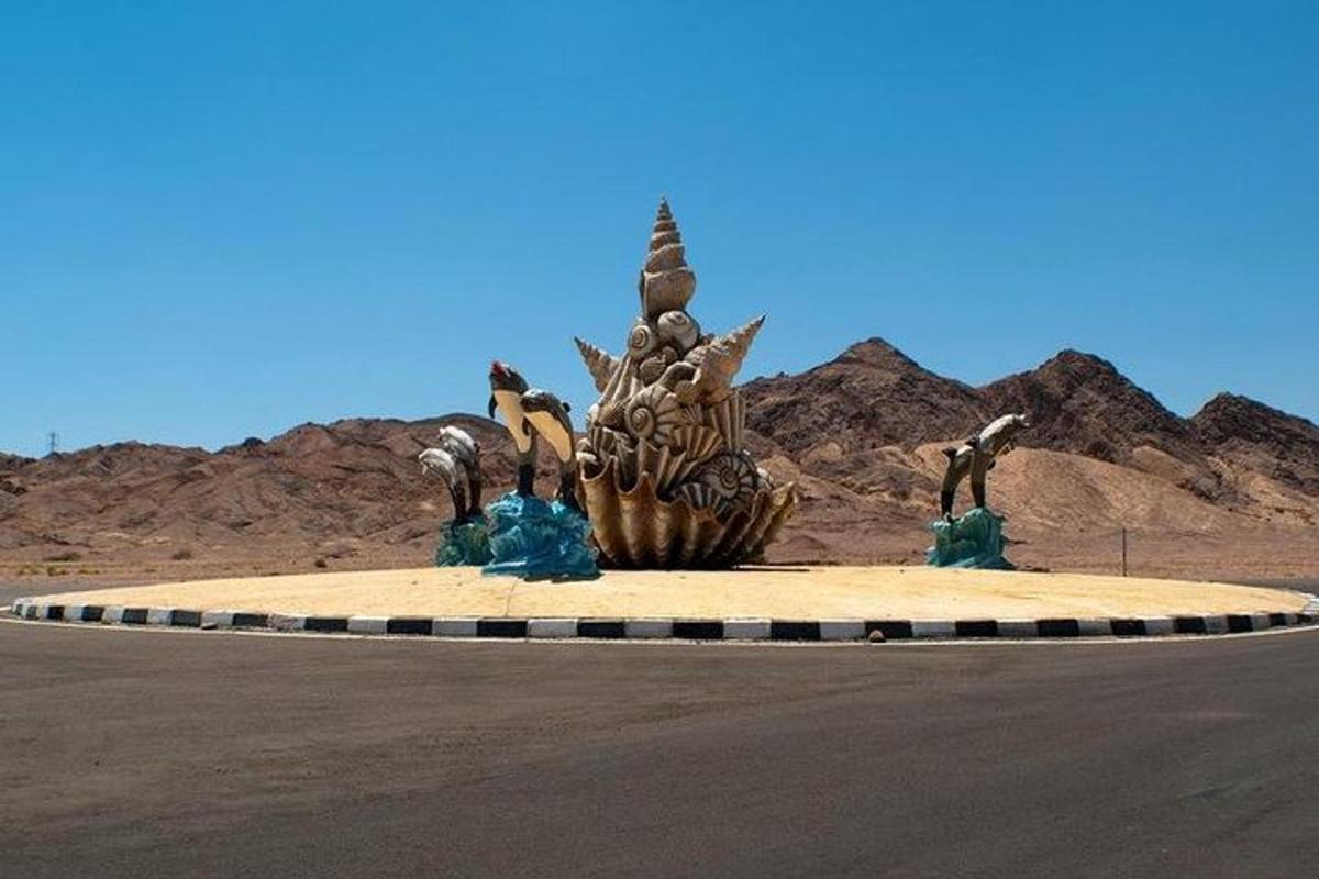 Una gran estatua de pájaro en medio de una carretera.