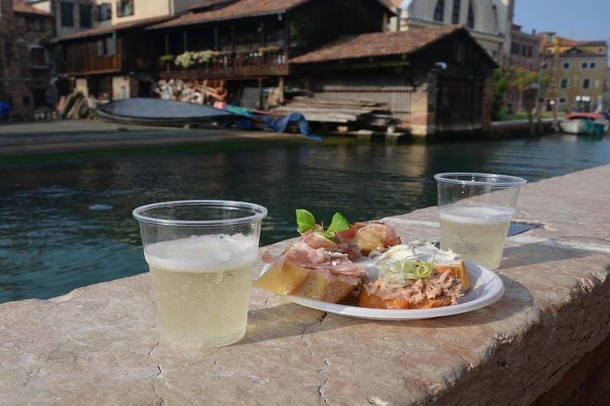 un plato de comida y dos vasos de cerveza