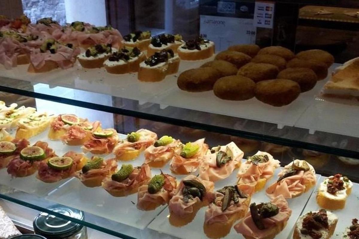 Una vitrina llena de diferentes tipos de alimentos