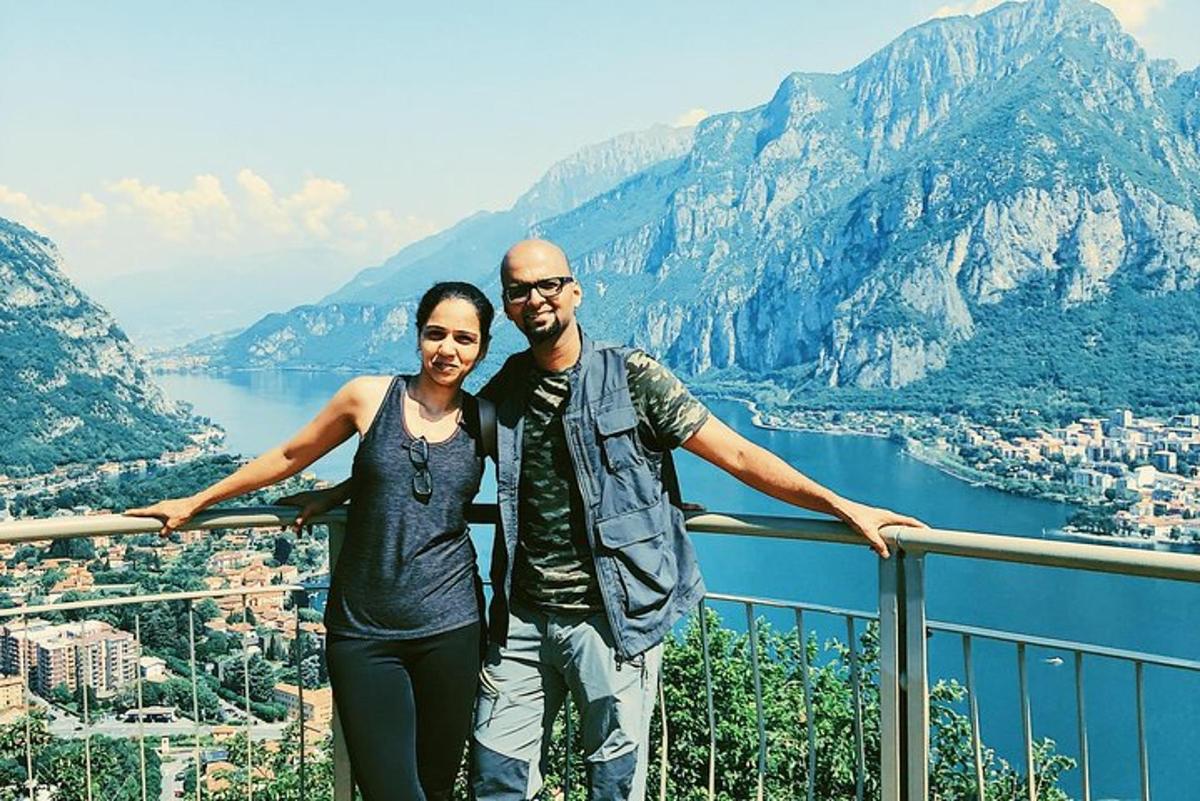 Un hombre y una mujer de pie en la cima de una montaña