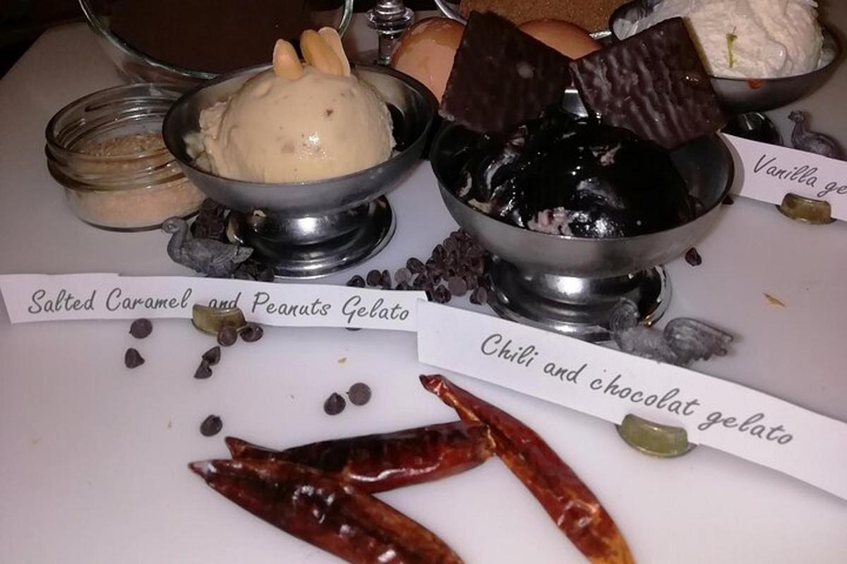 une assiette avec du chocolat et de la glace et d'autres desserts