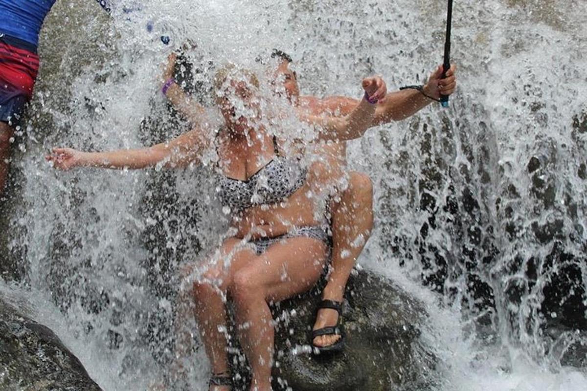 un grup de persones nues assegudes en una cascada