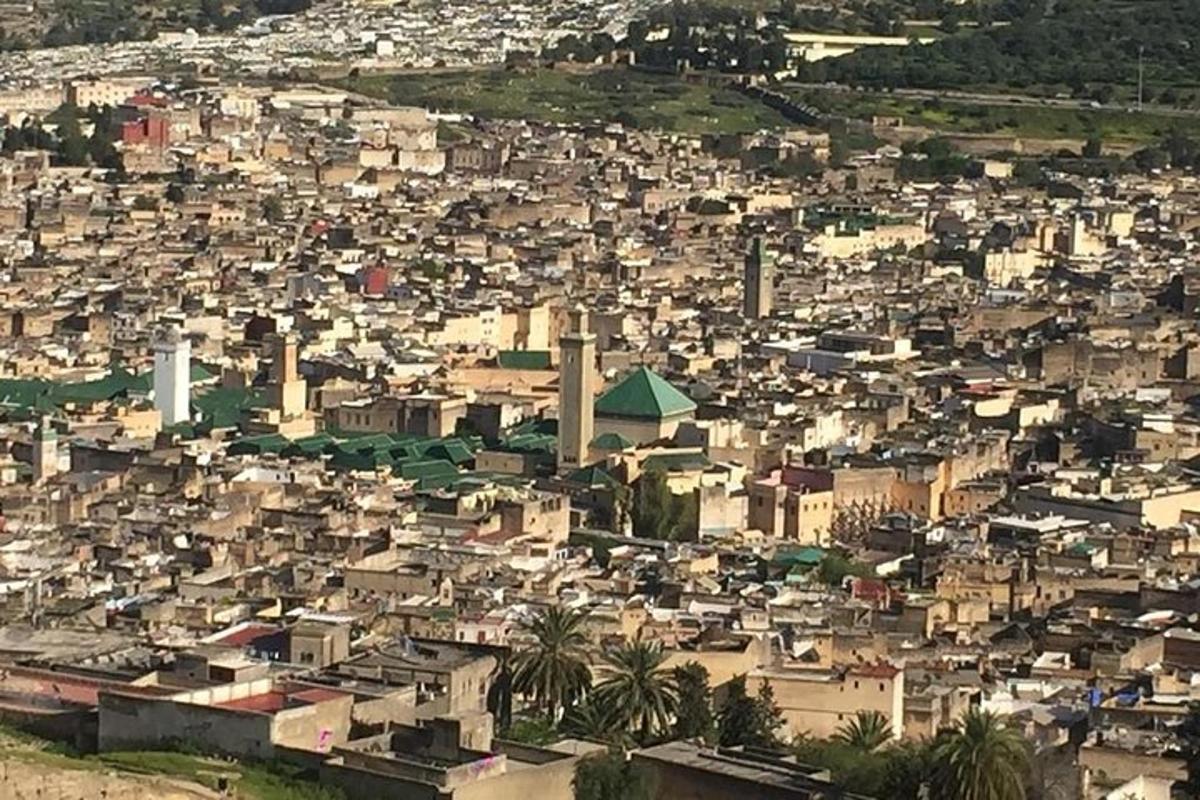 uma vista aérea de uma grande cidade com edifícios