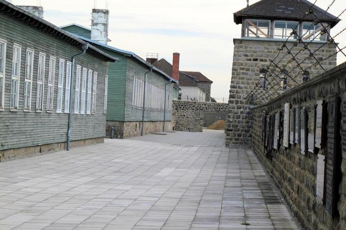 prázdná ulice s cihlovou zdí a budovou