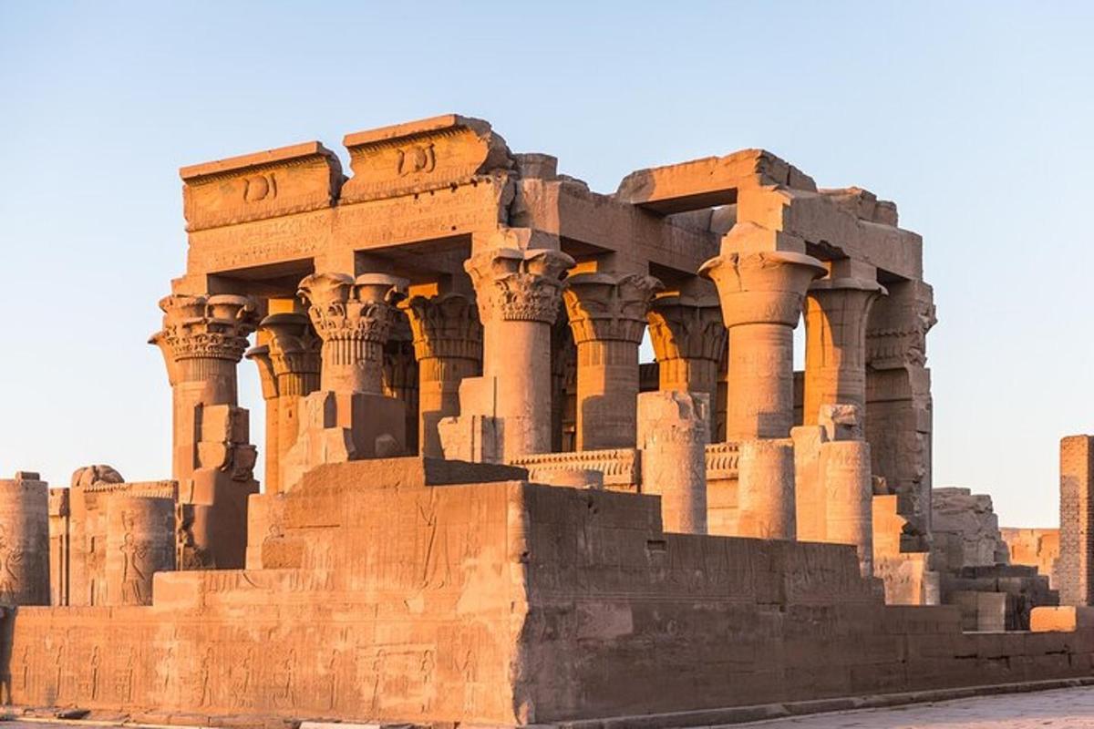 um edifício antigo com colunas no deserto