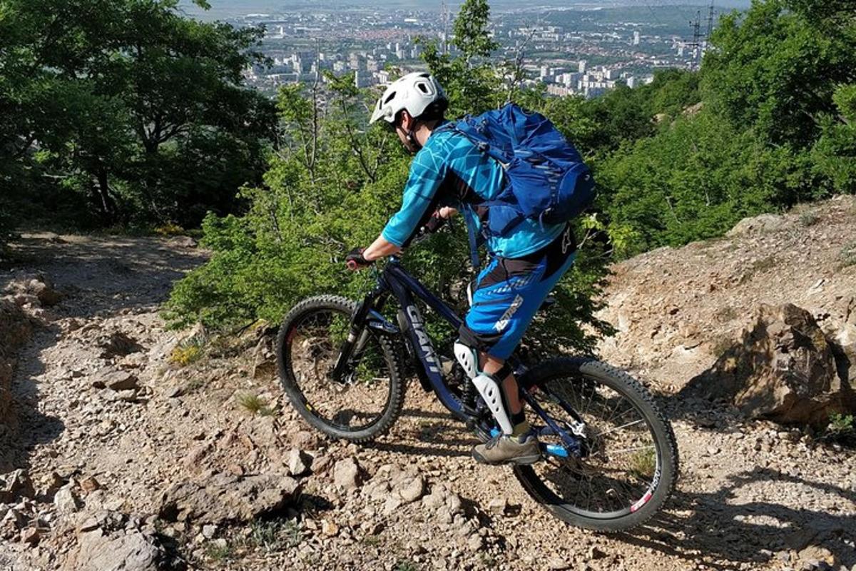 un uomo in bicicletta su un sentiero roccioso