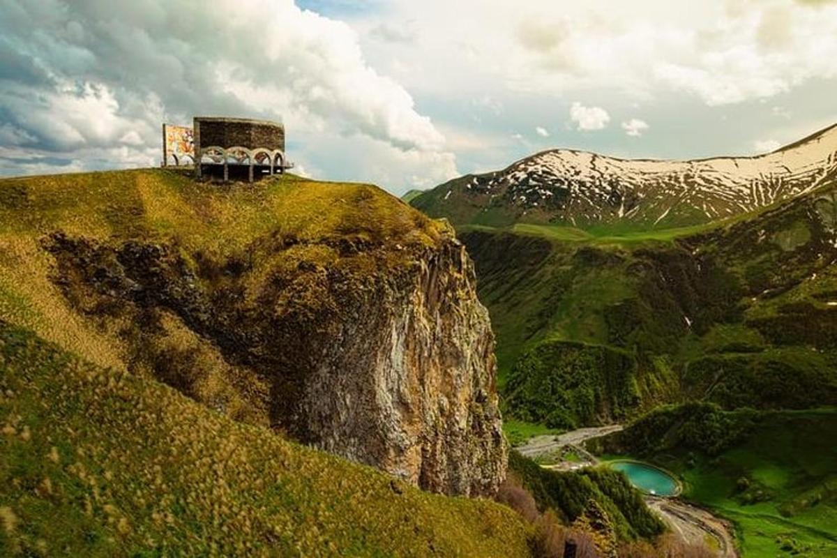 un edificio in cima a una montagna
