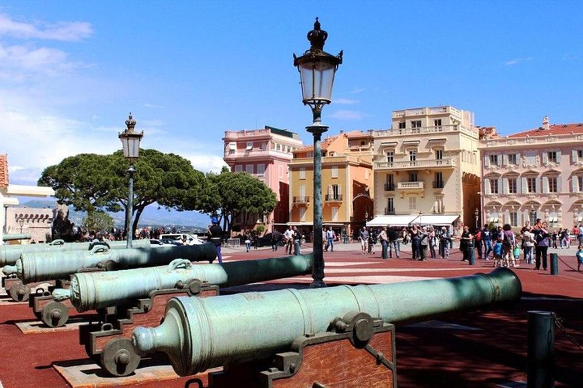 μια ομάδα κανονιών σε έναν δρόμο σε μια πόλη