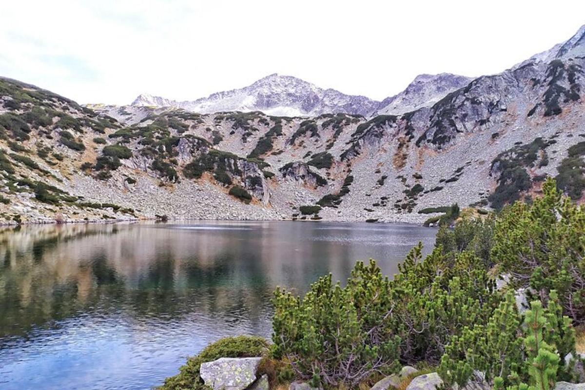 jezero uprostřed hory
