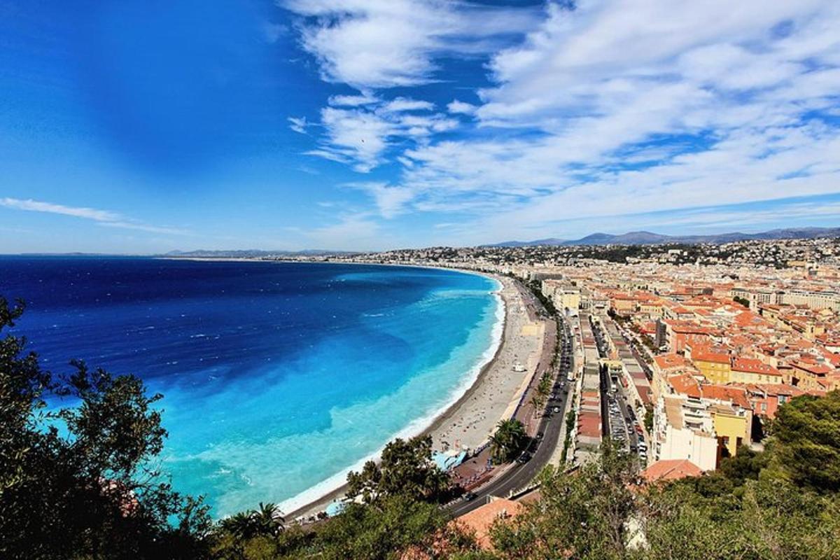 pogled na plažo z mestom in oceanom