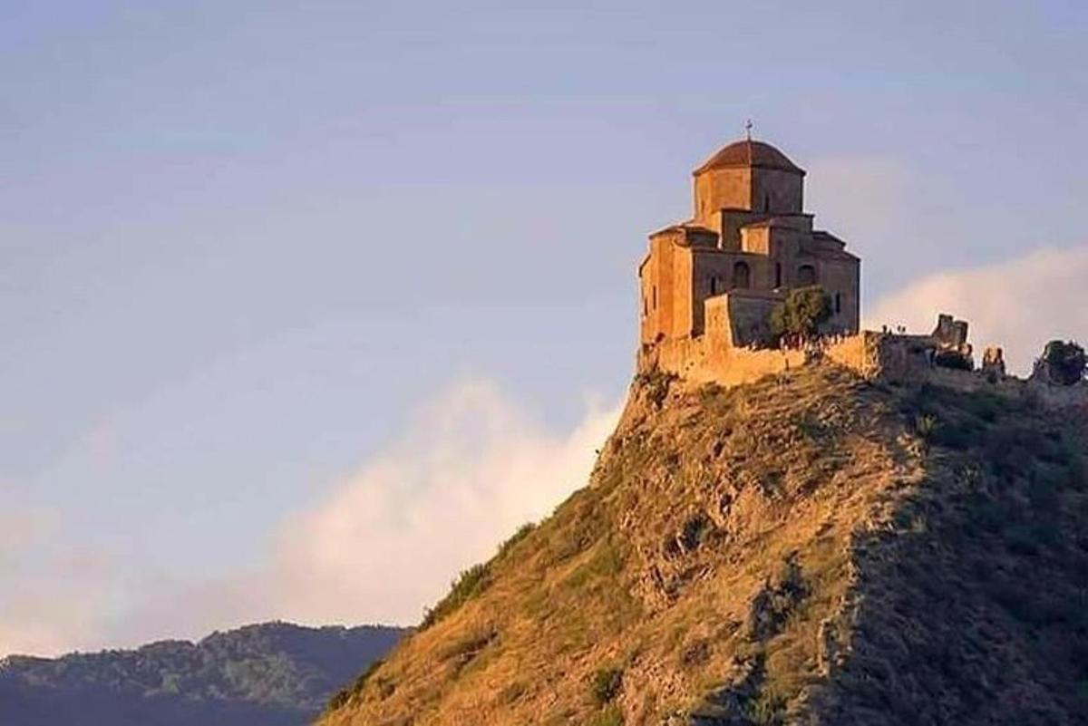 ένα κάστρο στην κορυφή ενός βουνού