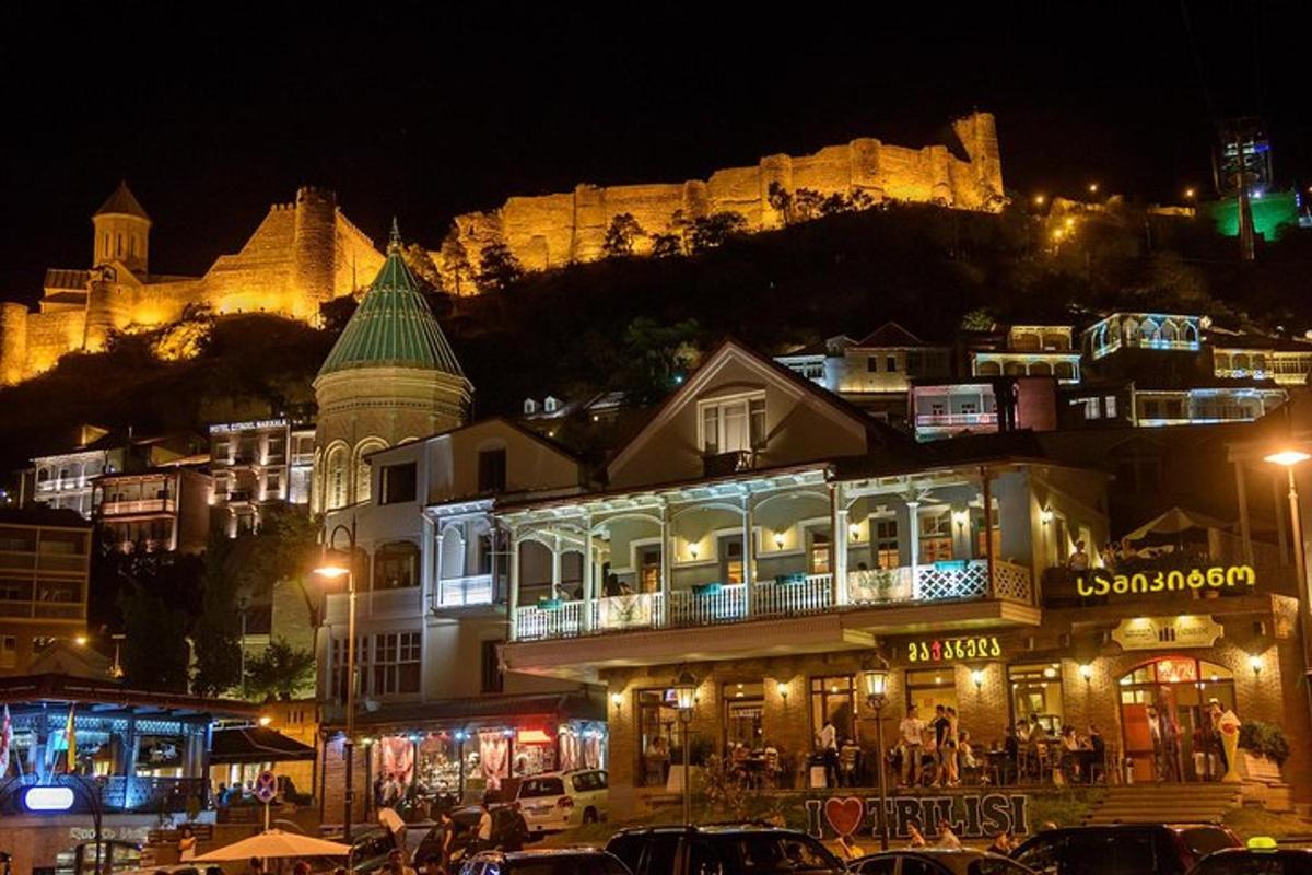 una città di notte con un castello sullo sfondo