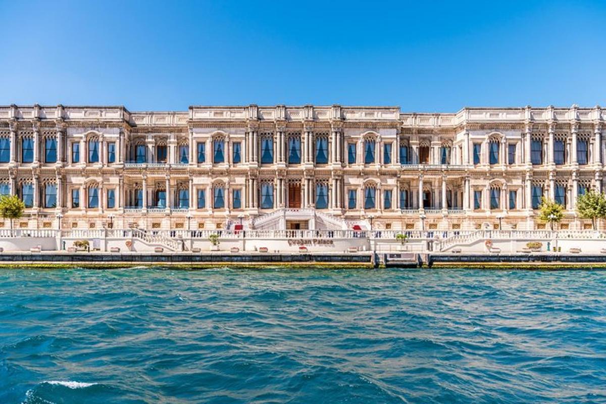 un grande edificio con l'acqua di fronte