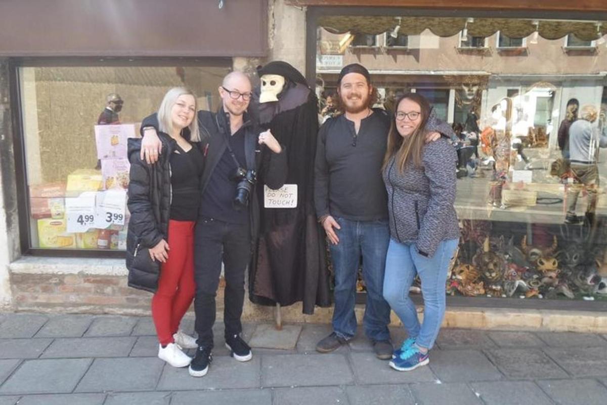 en gruppe mennesker står foran en butik