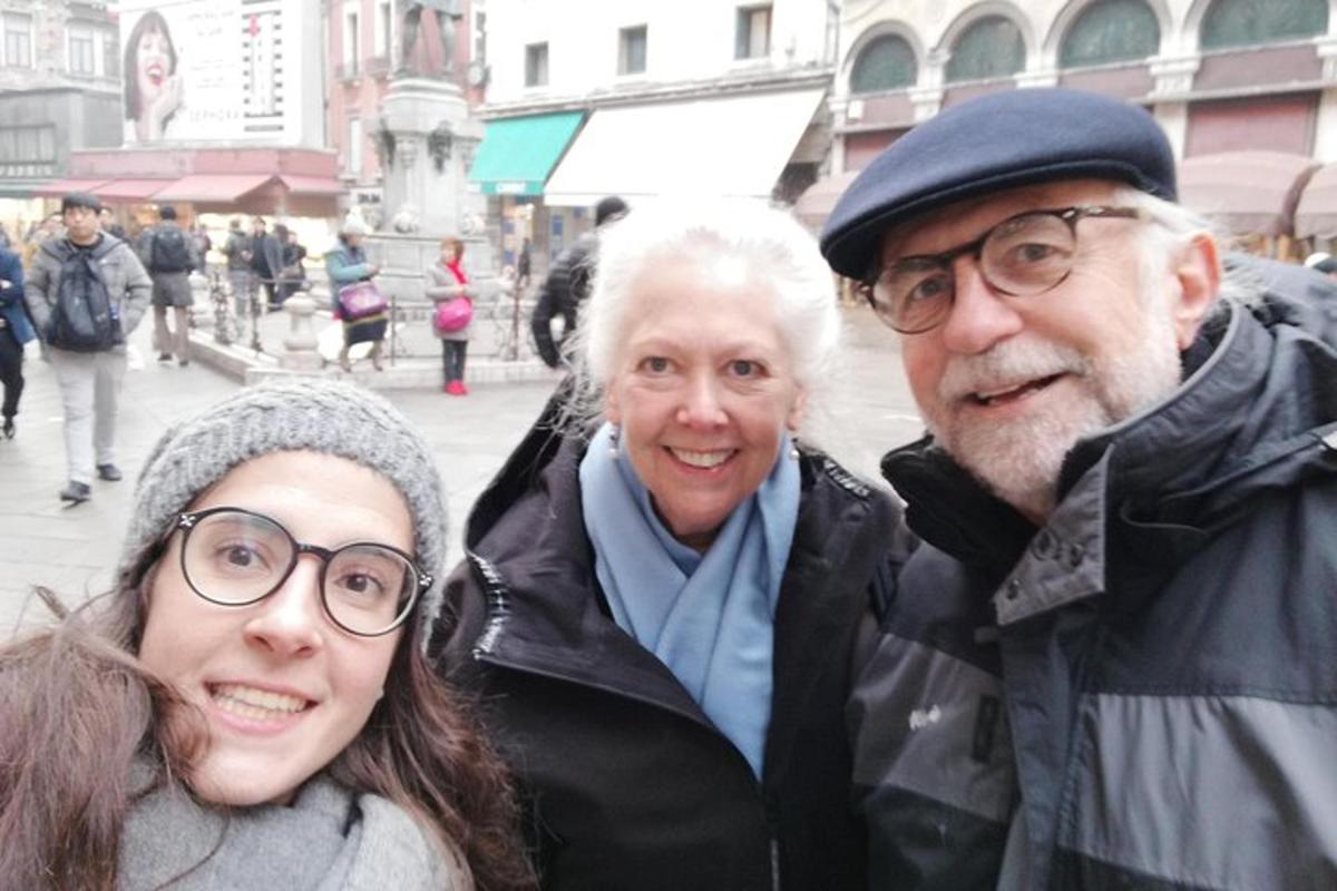 група од три особе које позирају за фотографију