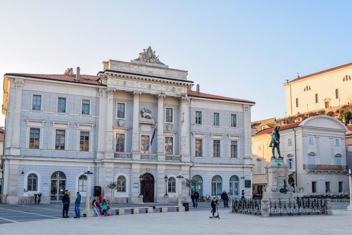 um grande edifício branco com uma estátua na frente