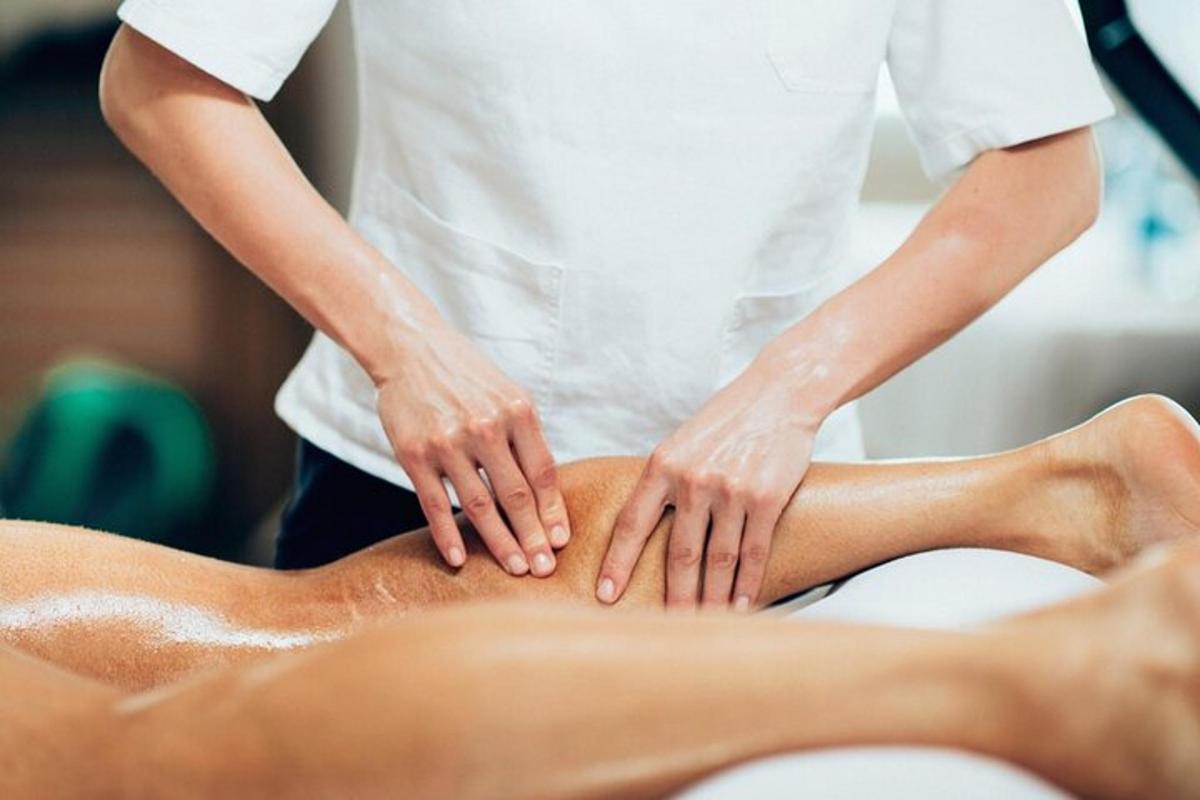 muž dostává masáž od terapeuta