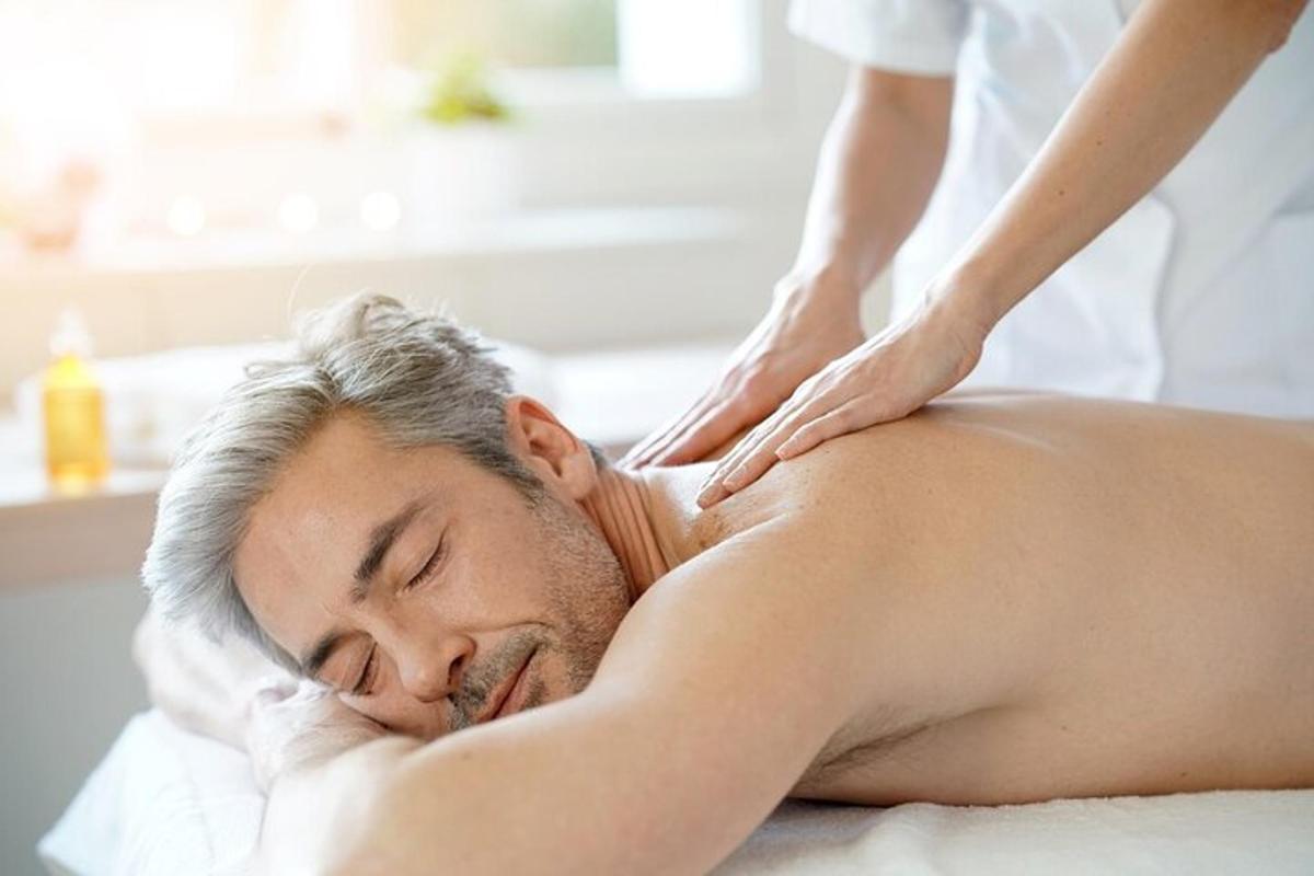 muž dostává masáž od terapeuta