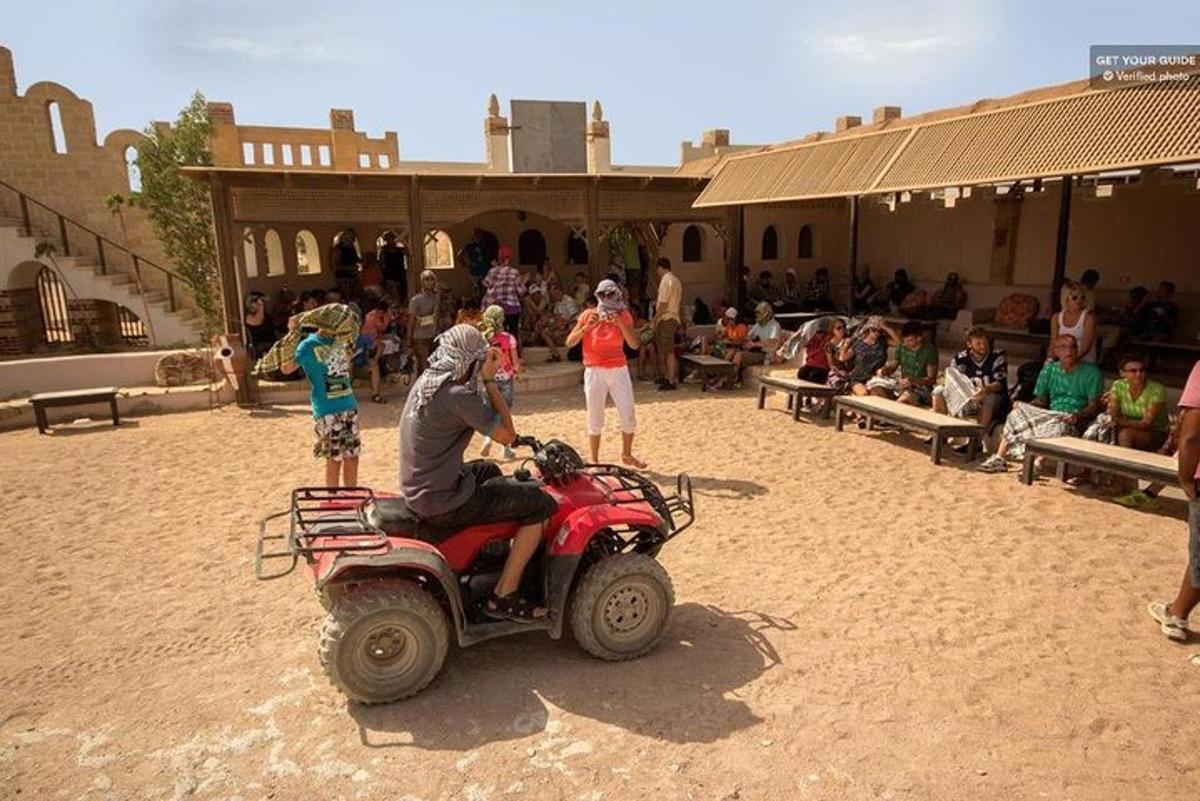 Un hombre en una carreta con ruedas en el desierto
