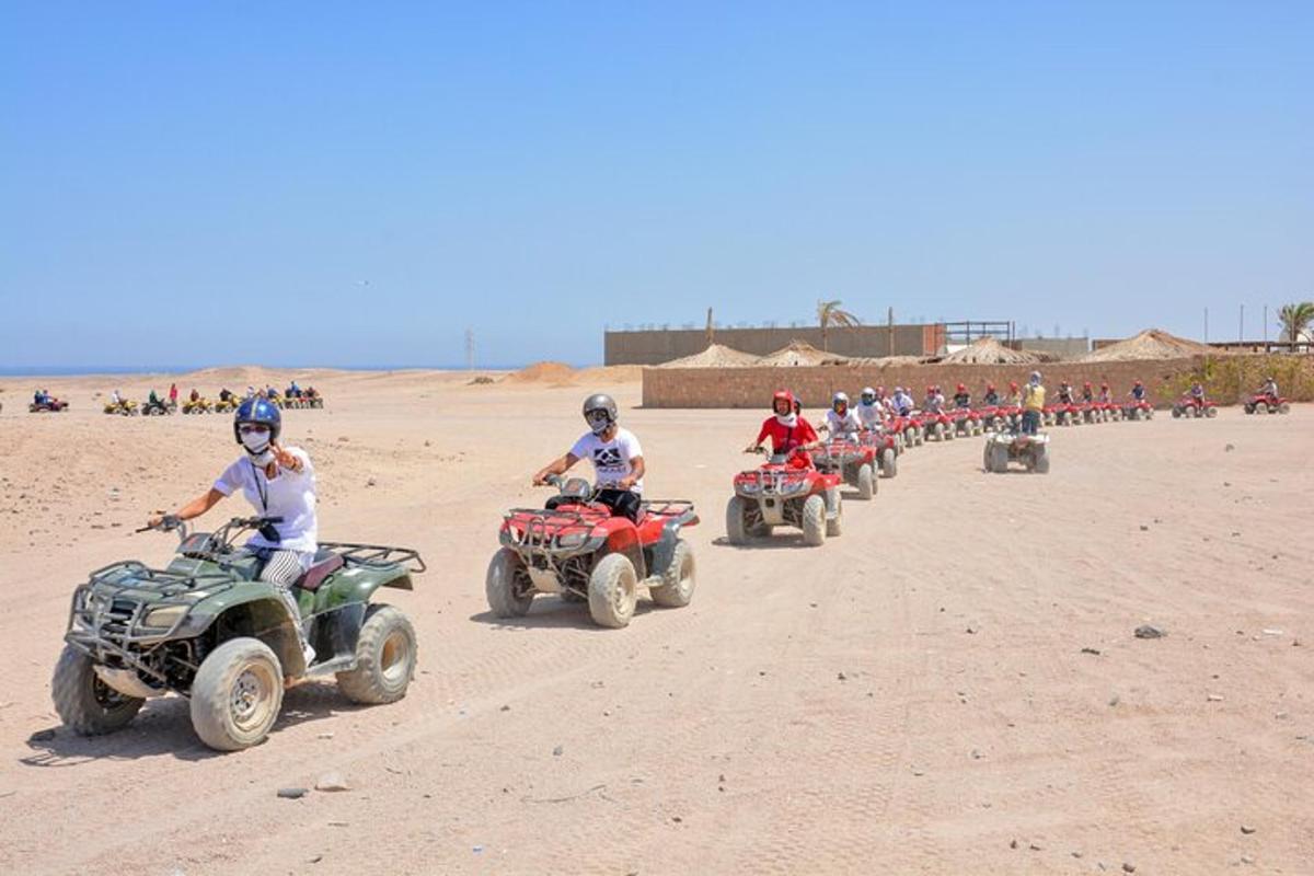 Un grupo de personas conduciendo vehículos todo terreno en la playa.
