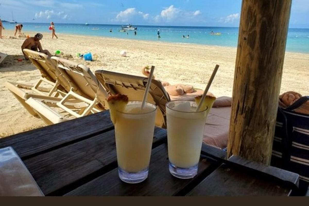 dua minuman diletakkan di atas meja di pantai