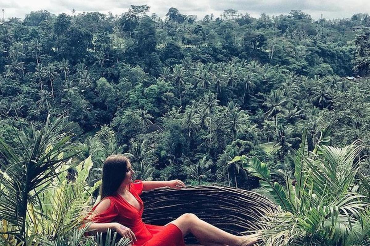 seorang wanita berpakaian merah duduk di atas bakul