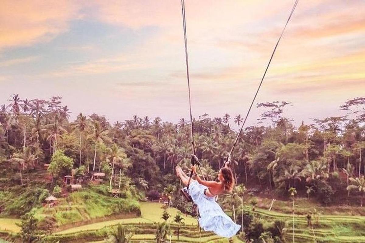 seorang wanita berbaju putih sedang berbuai
