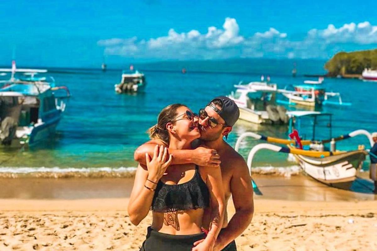 seorang lelaki dan seorang wanita berdiri di pantai