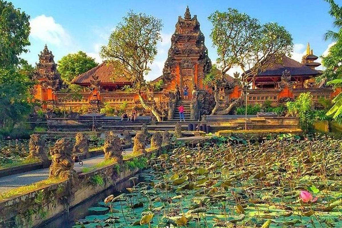 isang templo na may lawa sa harap nito