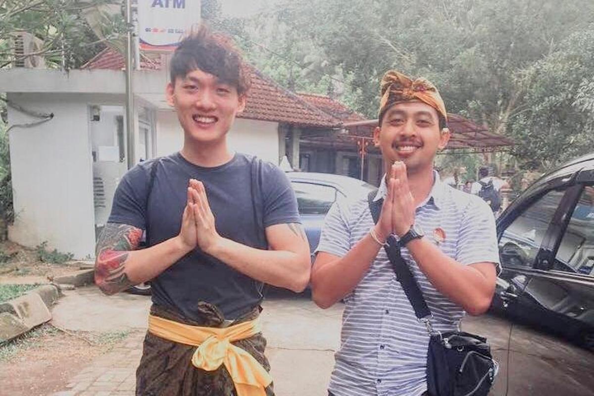 dua orang pemuda sedang bergambar