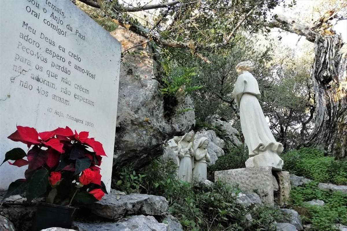 una statua di una donna in un cimitero con fiori