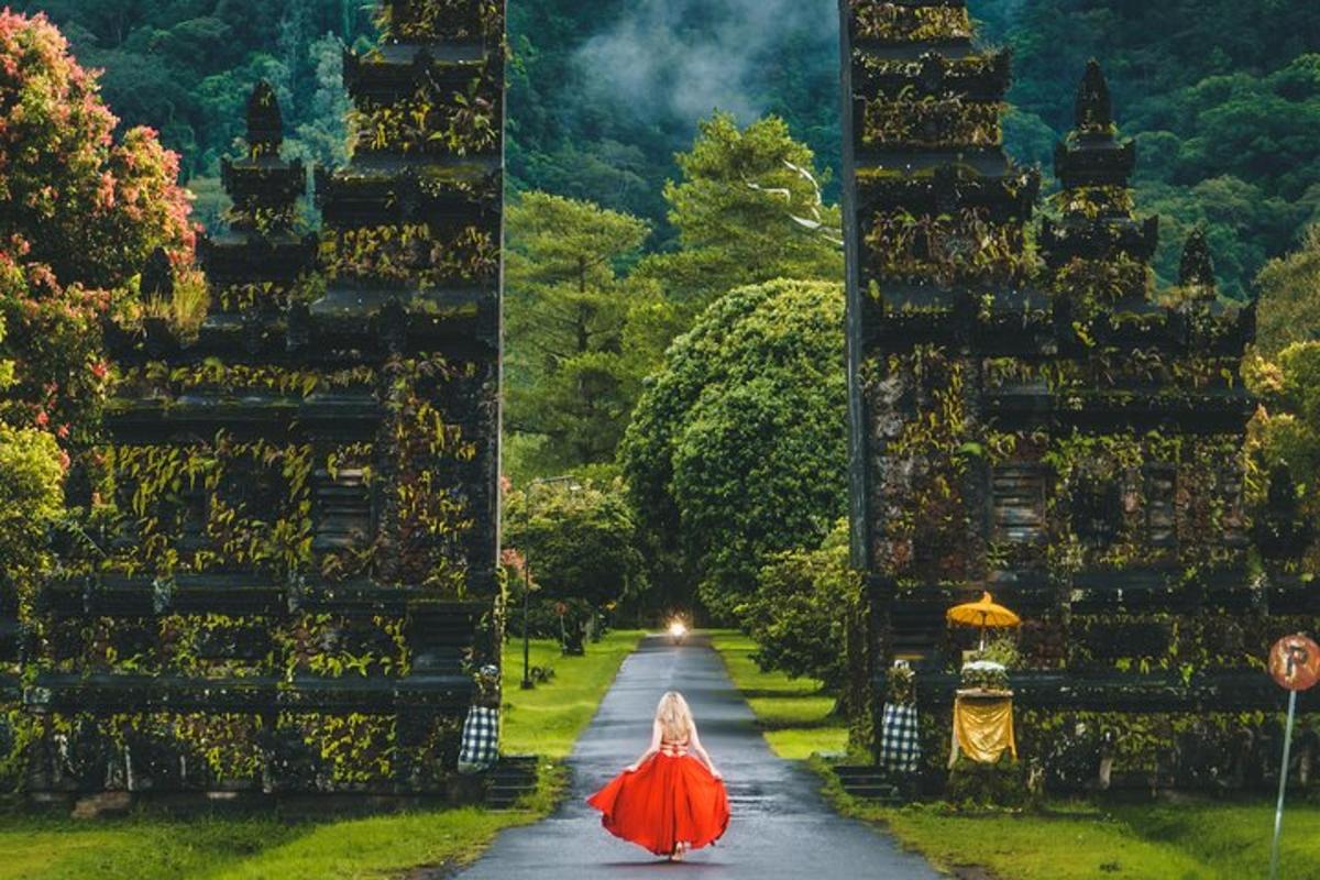 una donna in un vestito rosso che cammina lungo una strada