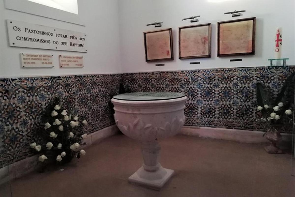 fürdőszoba WC-vel egy virágokkal teli szobában