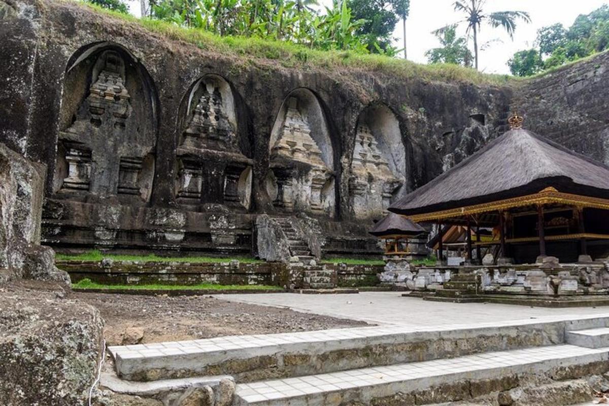 sebuah bangunan besar dengan bumbung di hadapannya