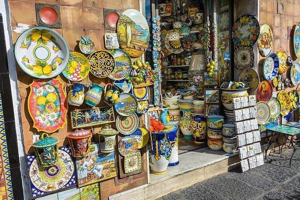 изложба грнчарије на зиду у продавници
