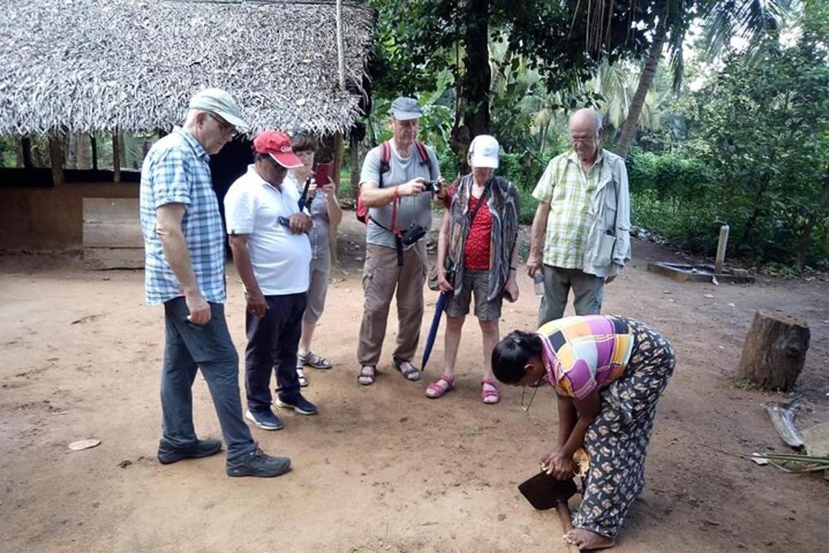 un gruppo di persone in piedi nella polvere