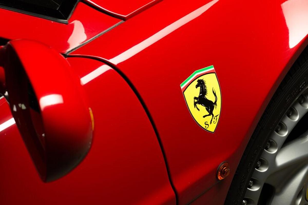 un'auto rossa con un adesivo giallo sul lato