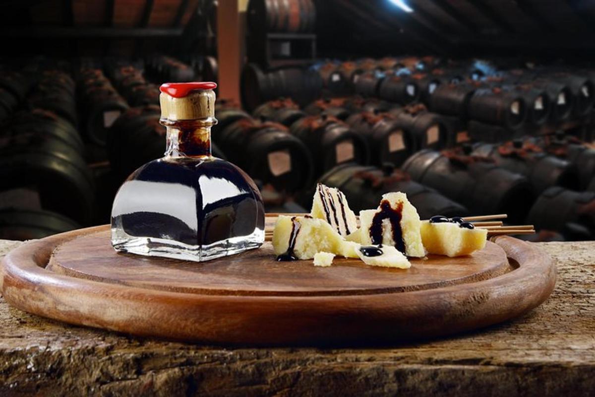 una bottiglia di sciroppo su un tagliere di legno con i dessert