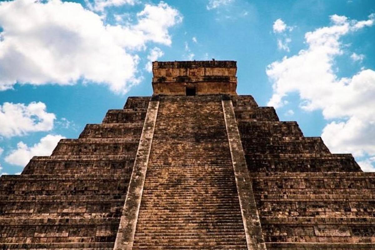 uma pirâmide no topo da pirâmide