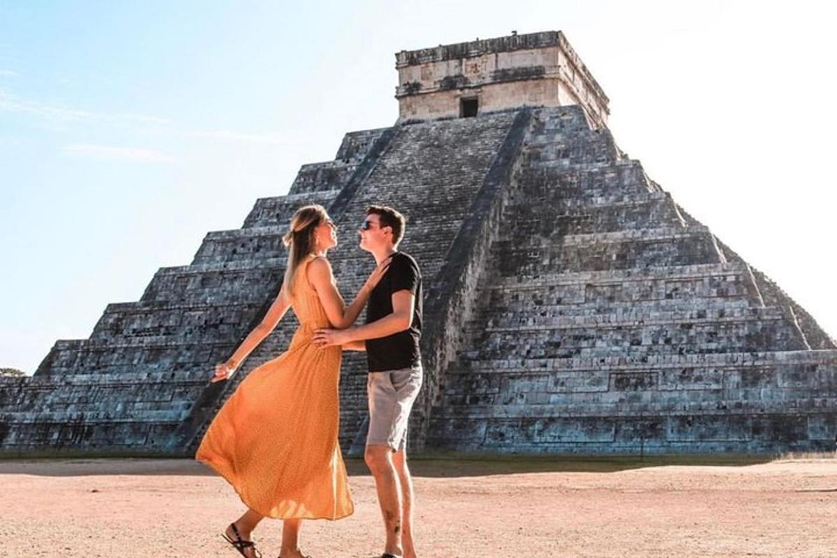un uomo e una donna in piedi davanti a una piramide