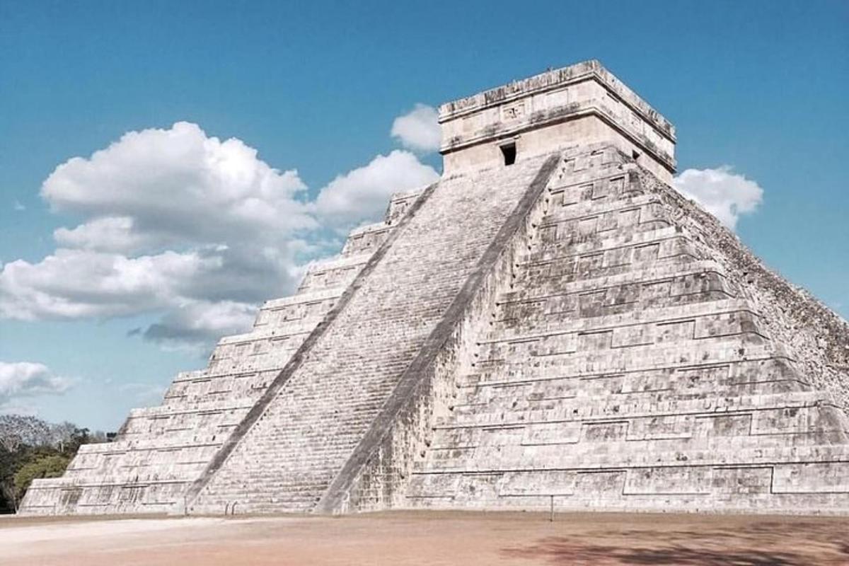 una piramide con un cielo blu sullo sfondo
