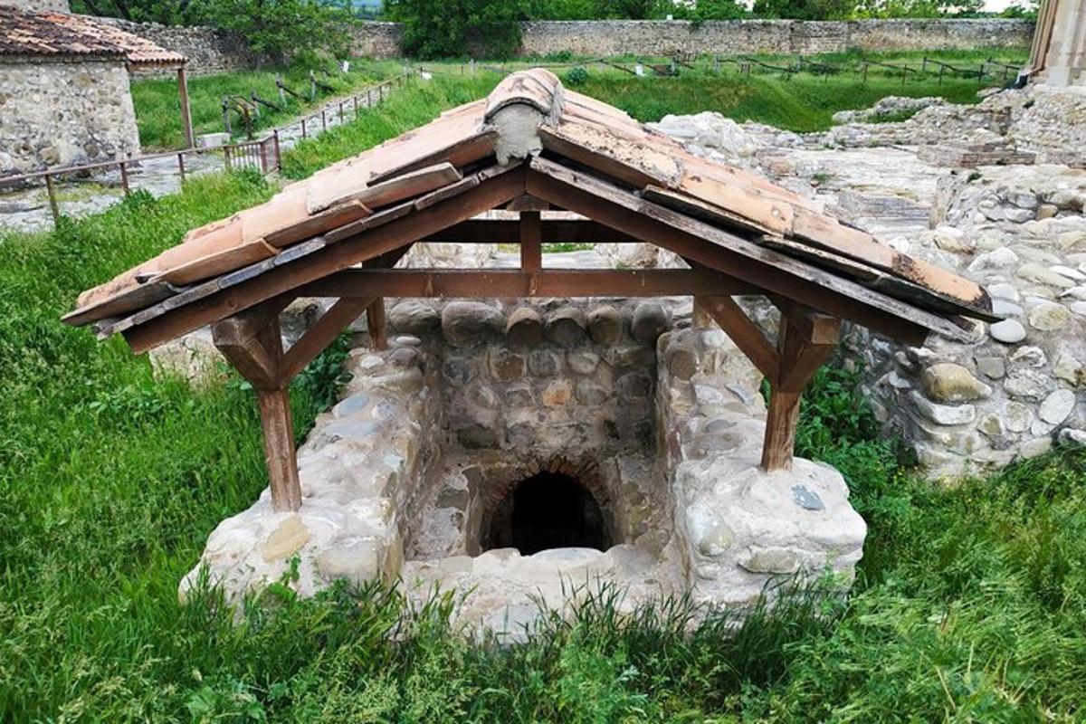 ένα πέτρινο καταφύγιο με στέγη από πάνω