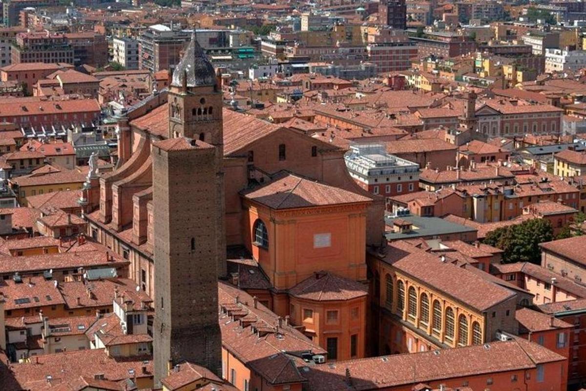 uma vista aérea de uma cidade com uma torre do relógio