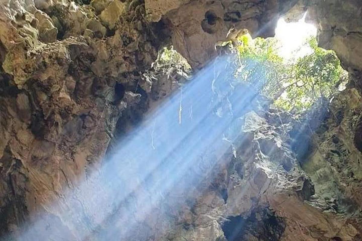 vista aèria d'una cascada a la muntanya