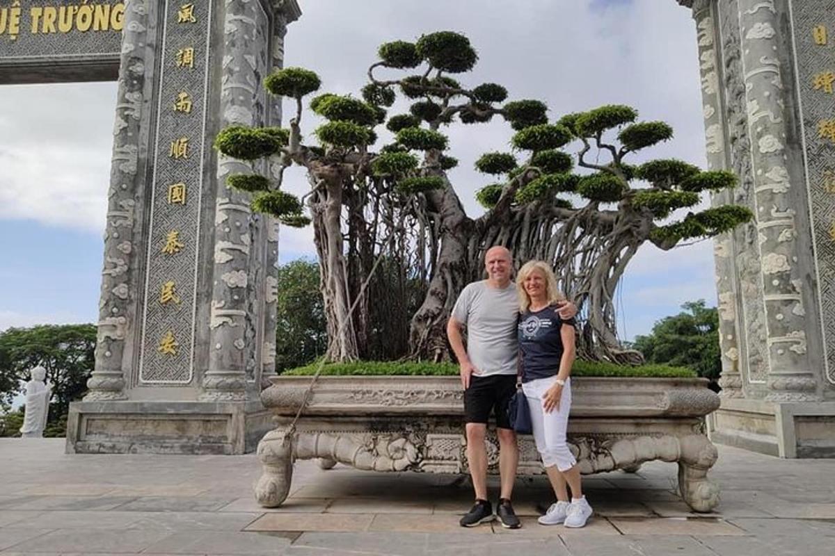 un home i una dona posant davant d'un monument